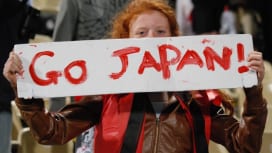 フランス戦で、手書きのメッセージを掲げ日本代表を応援していた外国人女性（写真：松本かおり…